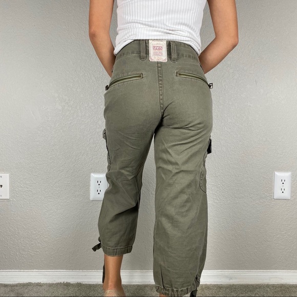 Levi's Pants - 🌻[Vintage] Army Green Levi cargo capris